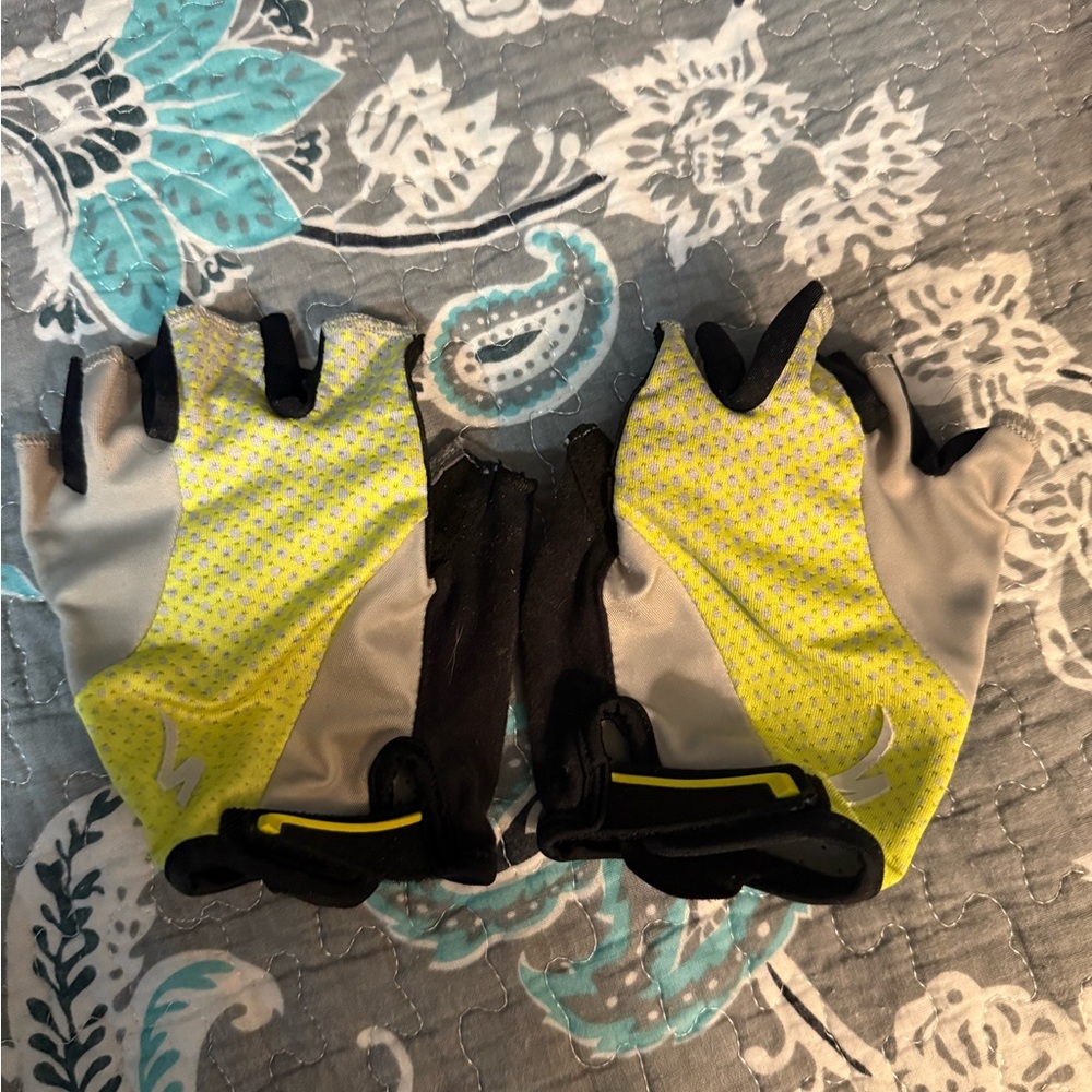 Women’s cycling Gloves in Yellow and Black